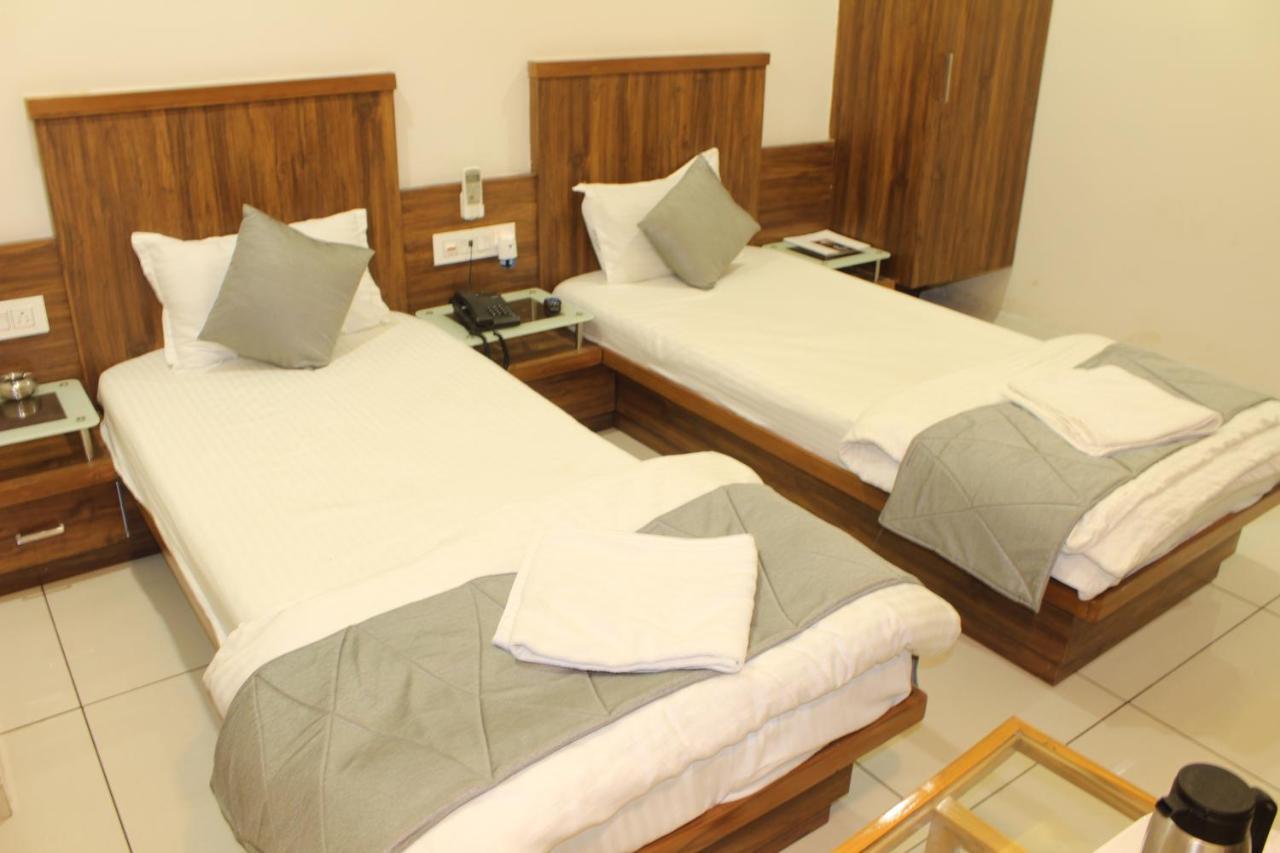 Hotel Satkar Chhatral Kültér fotó