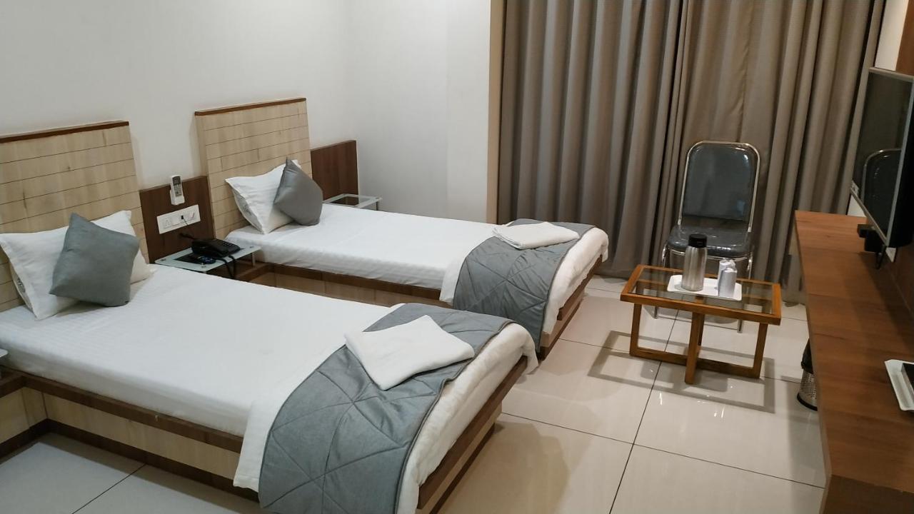 Hotel Satkar Chhatral Kültér fotó