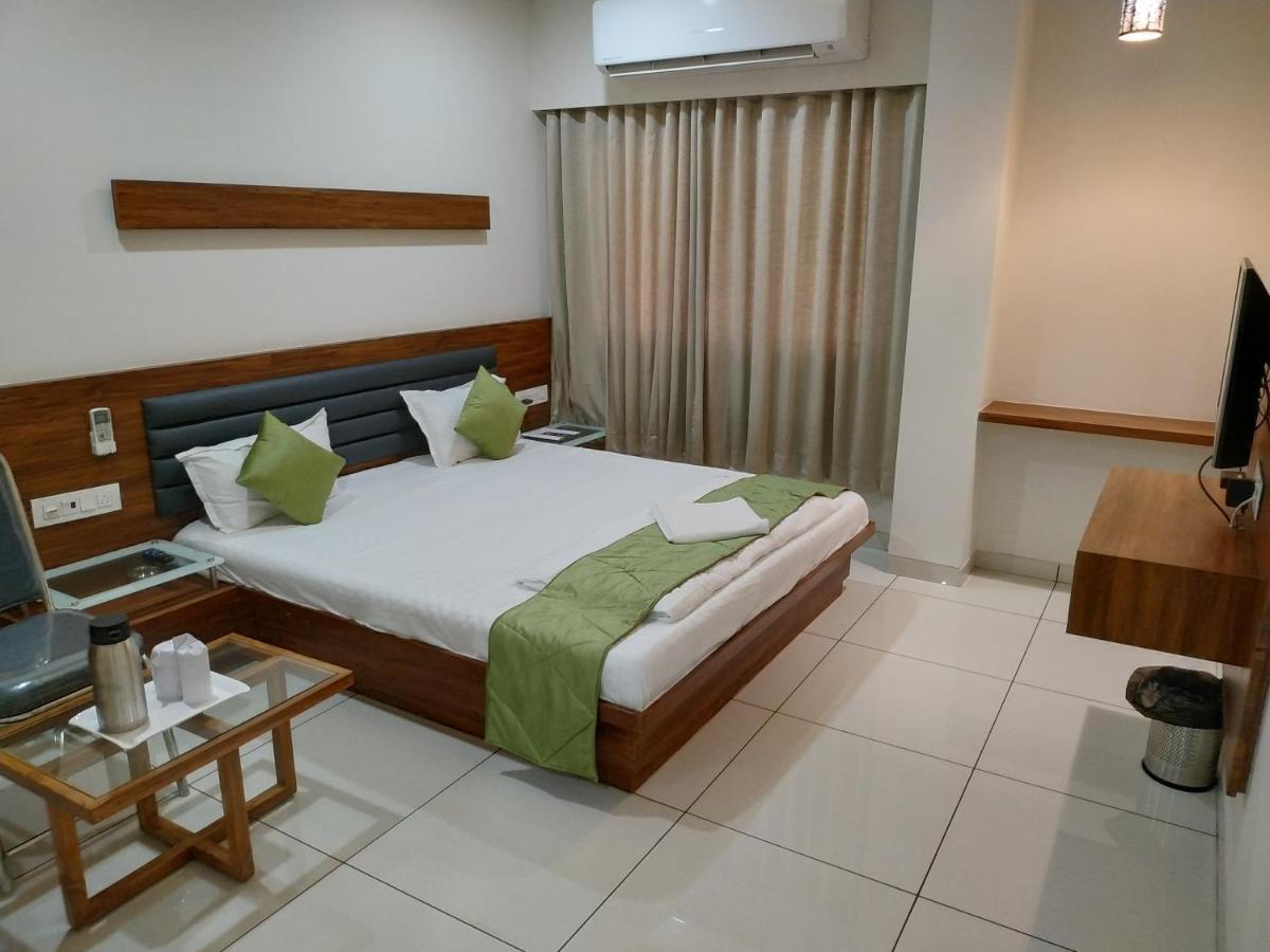 Hotel Satkar Chhatral Kültér fotó